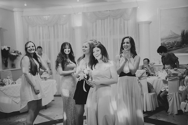Персиковая свадьба в пастельных тонах, подружки невесты ловят букет