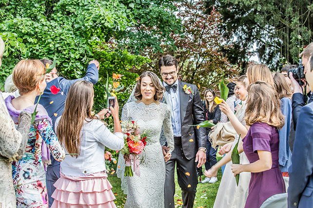 Свадьба в Пьемонте, церемония бракосочетания, гости поздравляют молодожёнов