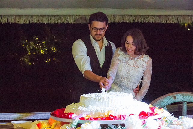 Свадьба в Пьемонте, молодожёны разрезают торт