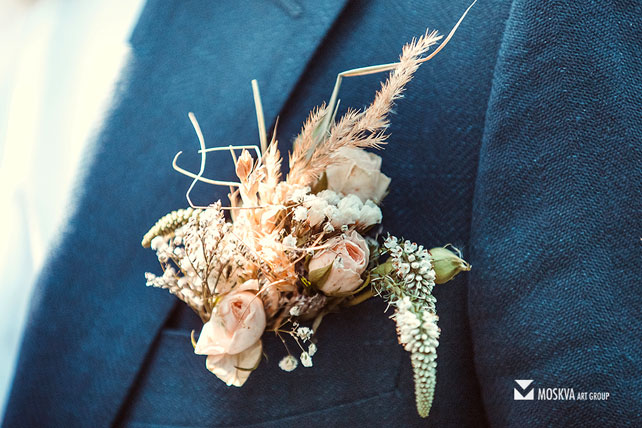 свадьба в разрушенной усадьбе, бутоньерка жениха с полевыми цветами