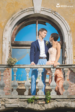 свадьба в разрушенной усадьбе, жених и невеста