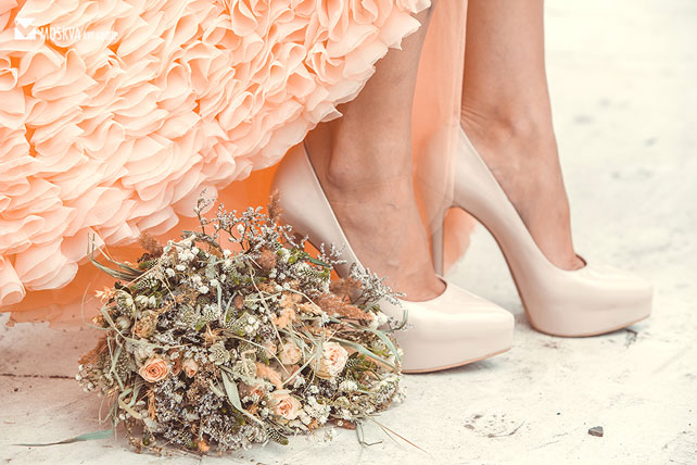 свадьба в разрушенной усадьбе, туфли невесты из полевых цветов