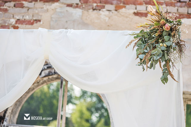 свадьба в разрушенной усадьбе, свадебная арка, украшенная тканью и цветами
