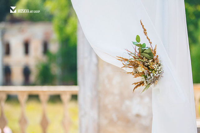 свадьба в разрушенной усадьбе, свадебная арка, украшенная тканью и цветами