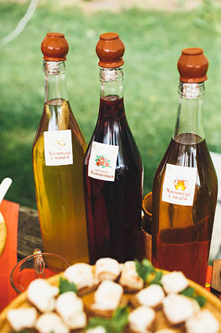 свадьба в русском стиле, фуршет, стол с закусками и напитками