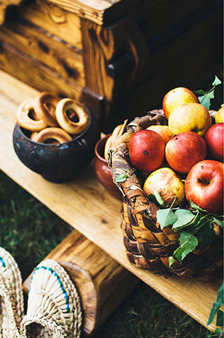 свадьба в русском стиле, фуршет, стол с закусками и напитками