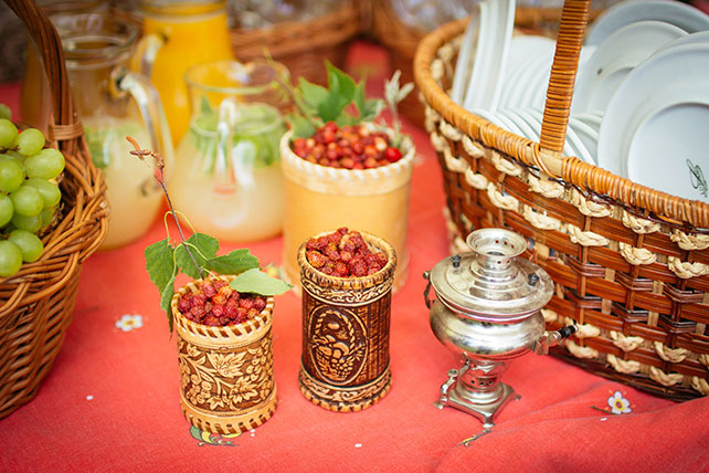 свадьба в русском стиле, фуршет, стол с закусками и напитками