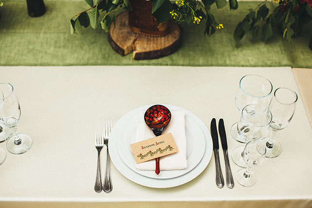 свадьба в русском стиле, рассадочные карточки, бонбоньерка ложка