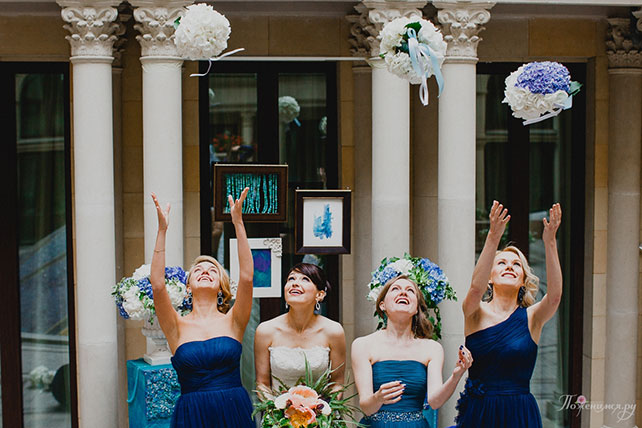 свадьба в синем цвете, невеста с подружками