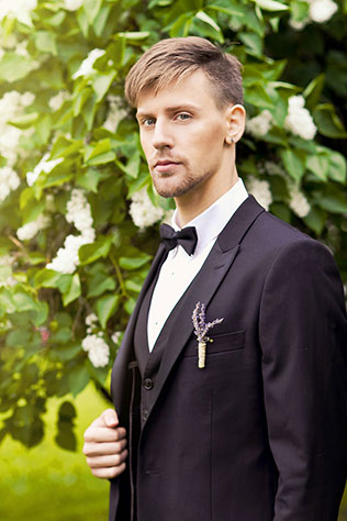 свадьба в сиреневом саду, образ жениха