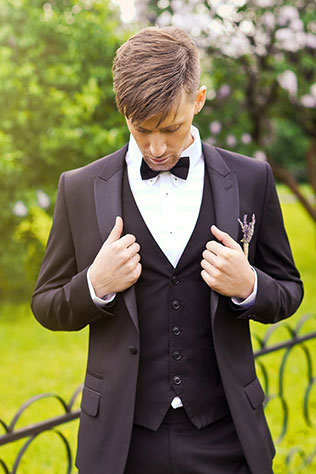 свадьба в сиреневом саду, образ жениха