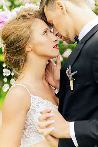 свадьба в сиреневом саду, фотосессия жениха и невесты