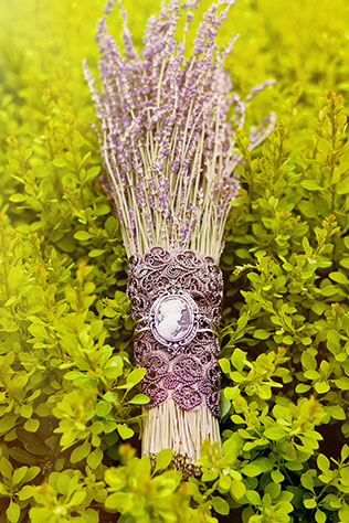 свадьба в сиреневом саду, букет невесты из лаванды