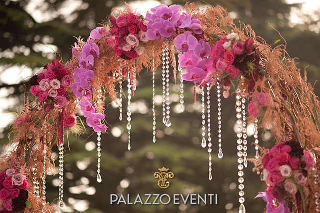 Зажигательная свадьба в стиле Великого Гэтсби, свадебная арка, бусы, цветы, перья