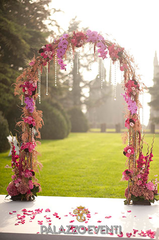 Зажигательная свадьба в стиле Великого Гэтсби, свадебная арка, бусы, цветы, перья