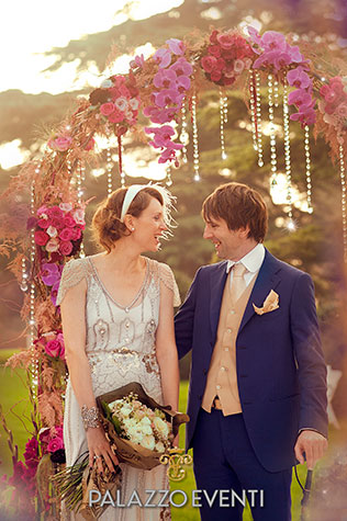 Зажигательная свадьба в стиле Великого Гэтсби, свадебная арка, жених и невеста