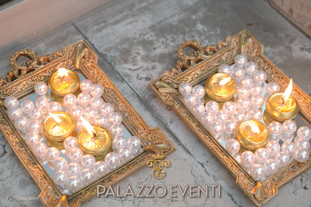 Зажигательная свадьба в стиле Великого Гэтсби, свечи в золотых рамках, бусинки жемчуга
