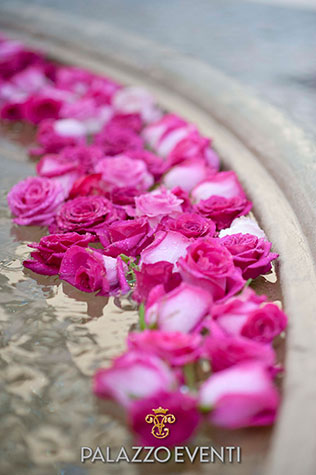 Зажигательная свадьба в стиле Великого Гэтсби, бутоны роз в фонтане