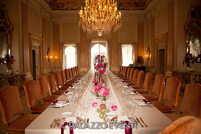 Зажигательная свадьба в стиле Великого Гэтсби, свадебный стол в большом зале, классический интерьер