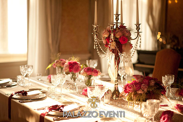 Зажигательная свадьба в стиле Великого Гэтсби, оформление стола, розы, подсвечники