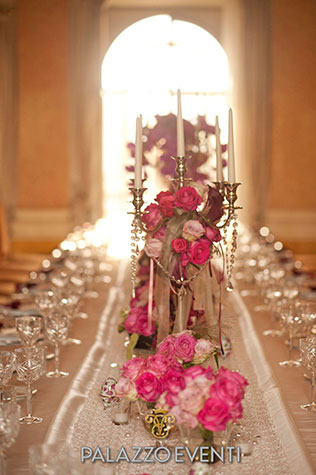 Зажигательная свадьба в стиле Великого Гэтсби, оформление стола, розы, подсвечники