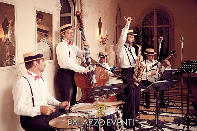 Зажигательная свадьба в стиле Великого Гэтсби, живая музыка, музыканты в шляпах