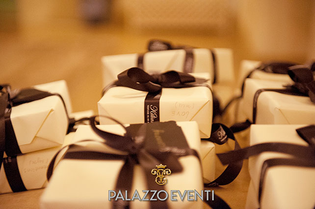 Зажигательная свадьба в стиле Великого Гэтсби, бонбоньерки с коричневой лентой