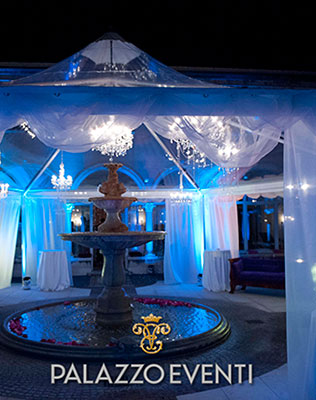 Зажигательная свадьба в стиле Великого Гэтсби, место торжества ночью, подсветка шатра