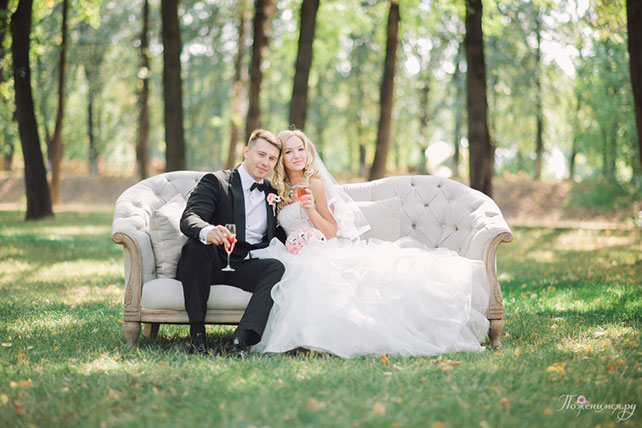 Свадьба в стиле Chanel, жених и невеста на софе