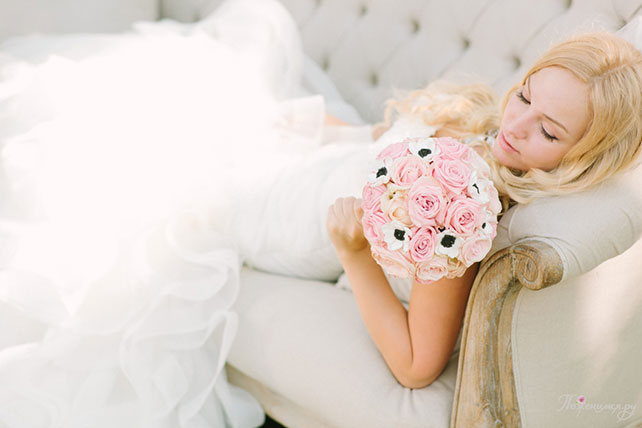 Свадьба в стиле Chanel, невеста на софе