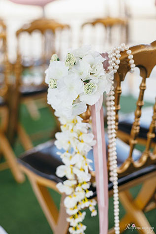 Свадьба в стиле Chanel, декор стульев - флористика