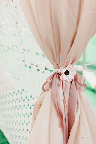 Свадьба в стиле Chanel, элементы декора - тканевый цветок