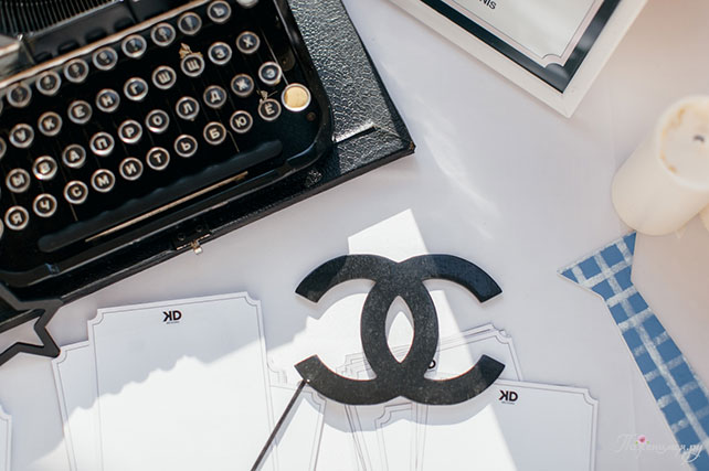 Свадьба в стиле Chanel, логотип chanel, печатная машинка