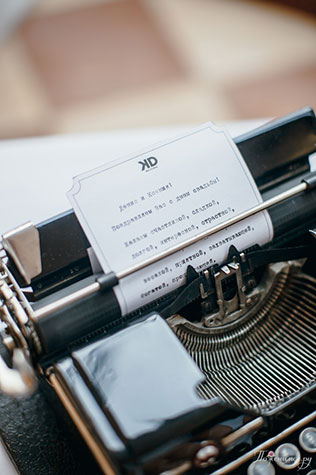 Свадьба в стиле Chanel, печатная машинка для пожеланий