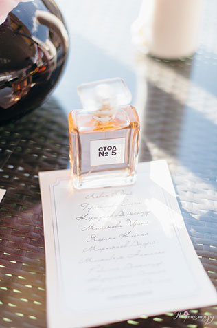 Свадьба в стиле Chanel, духи - нумерация столов