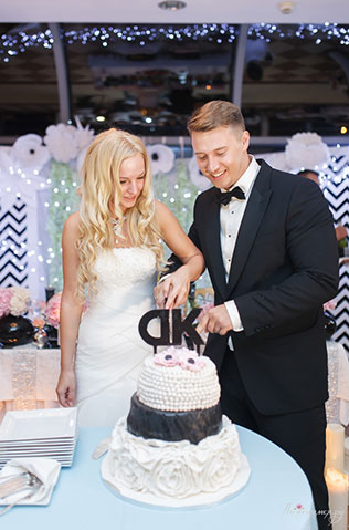 Свадьба в стиле Chanel, жених и невеста разрезают свадебный торт