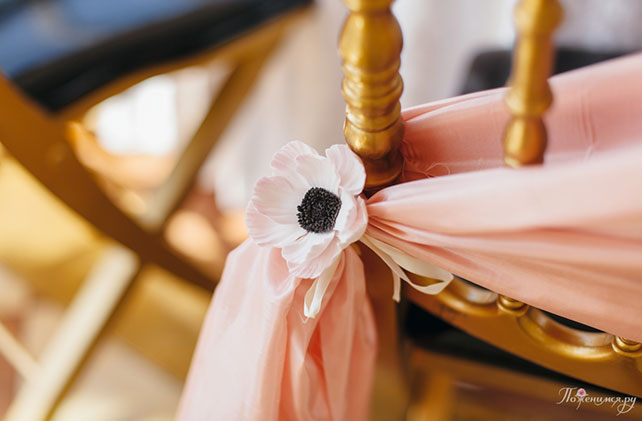 Свадьба в стиле Chanel, декор стульев цветами