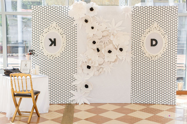 Свадьба в стиле Chanel, фотозона с бумажными цветами