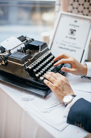 Свадьба в стиле Chanel, печатная машинка - альтернатива книге пожеланий