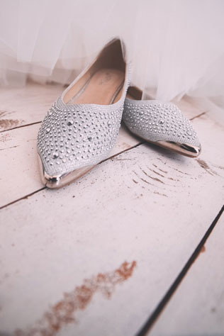 свадьба в стиле эко-рустик с бирюзовыми акцентами, балетки невесты