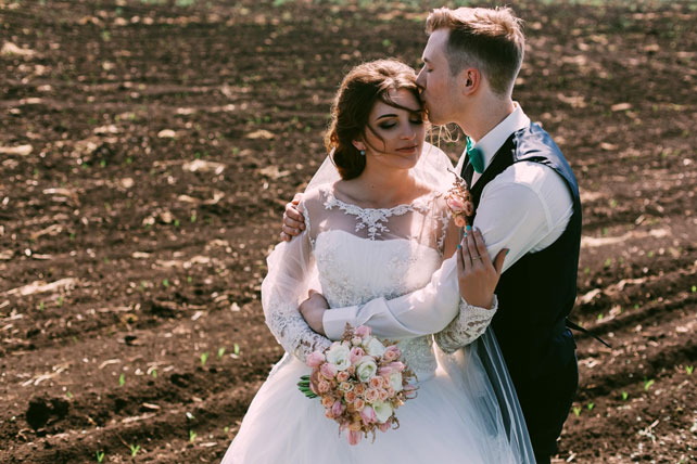 свадьба в стиле эко-рустик с бирюзовыми акцентами, жених и невеста