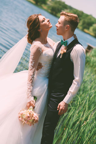 свадьба в стиле эко-рустик с бирюзовыми акцентами, жених  и невеста