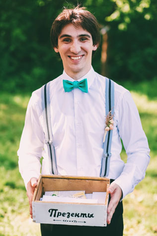 свадьба в стиле эко-рустик с бирюзовыми акцентами, друзья жениха в бирюзовой бабочке