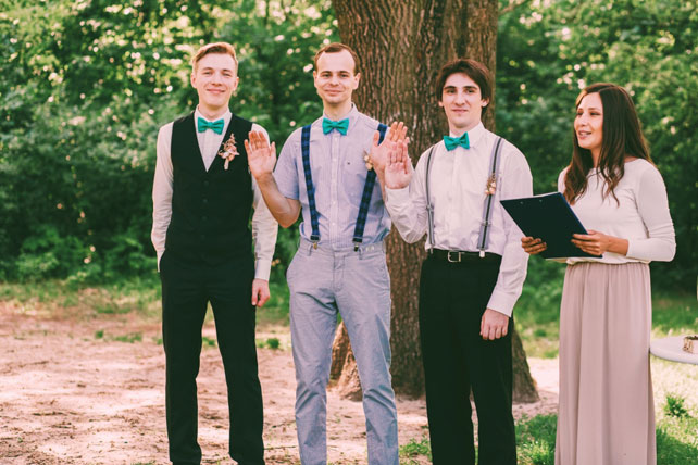 свадьба в стиле эко-рустик с бирюзовыми акцентами, друзья жениха в бирюзовых бабочках