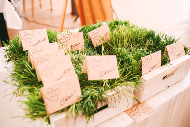 свадьба в стиле эко-рустик с бирюзовыми акцентами, рассадочные карточки в эко-стиле