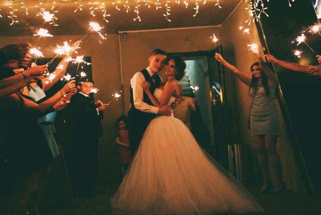 свадьба в стиле эко-рустик с бирюзовыми акцентами, бенгальские огни на свадьбе