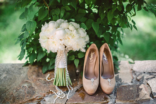 Свадьба в стиле Голливуд, туфли невесты, букет невесты, жемчуг