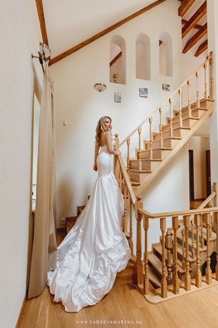 Свадьба в стиле Голливуд, образ невесты, платье с длинным шлейфом