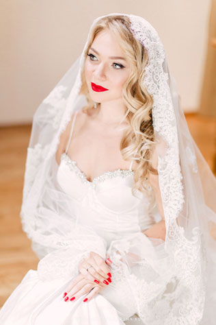 Свадьба в стиле Голливуд, образ невесты, красный лак и помада, фата