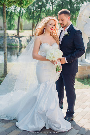 Свадьба в стиле Голливуд, жених и невеста в парке